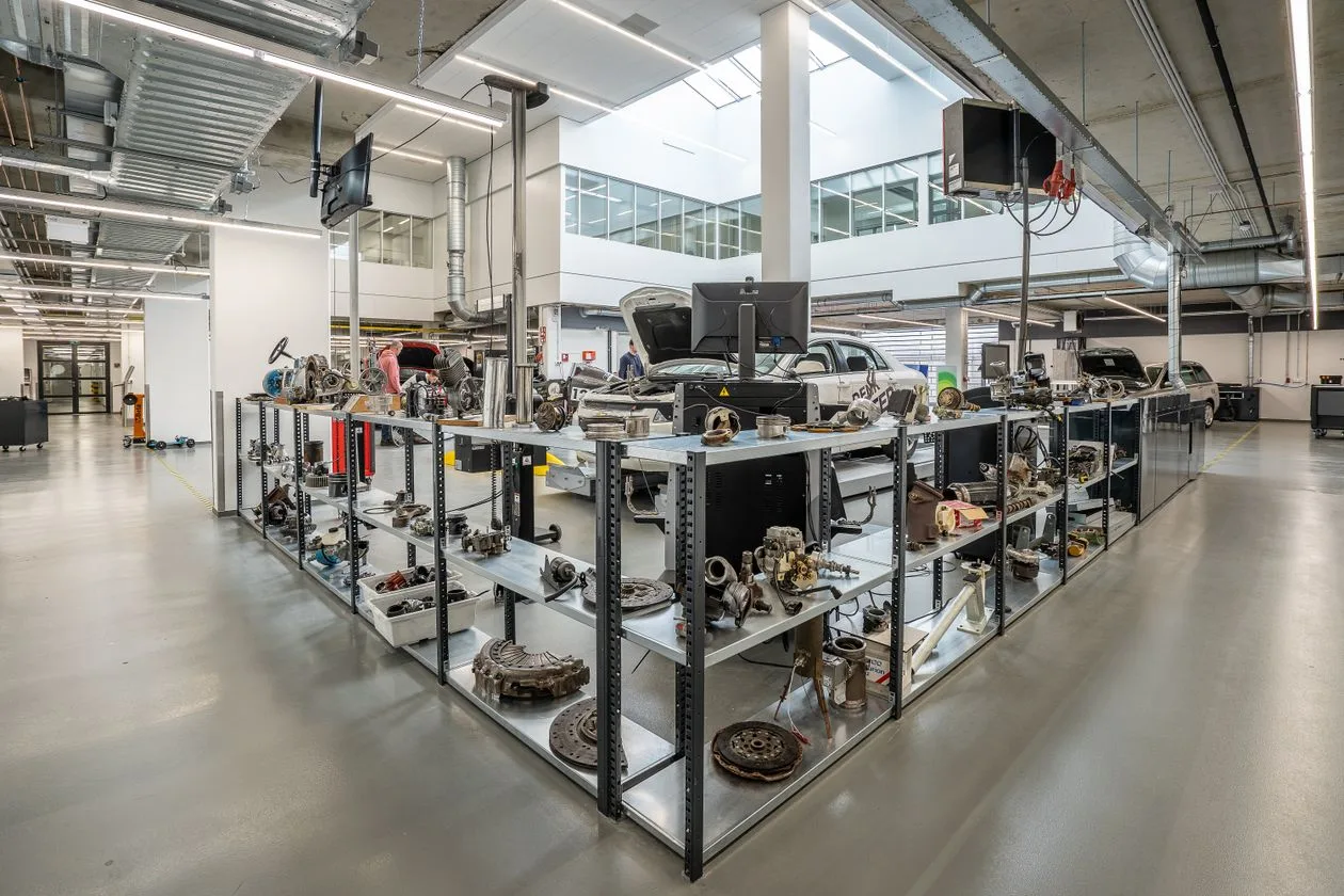 Automotive aftermarket accessories shop