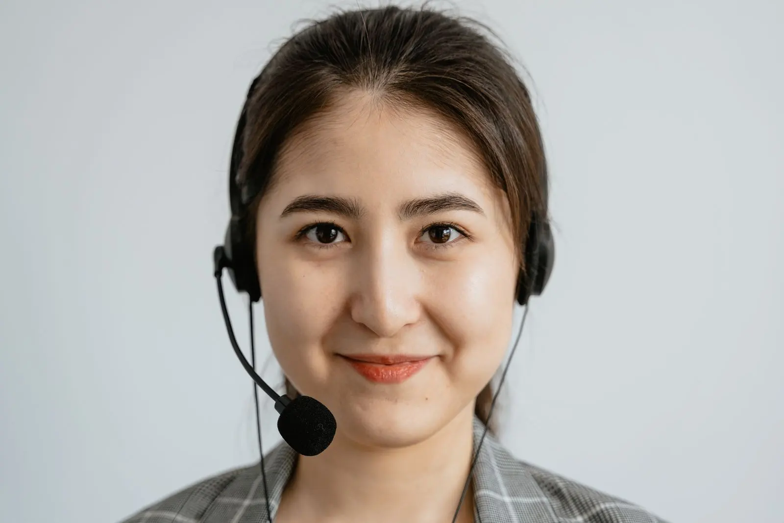 Customer support agent wearing a headset assisting a client by phone